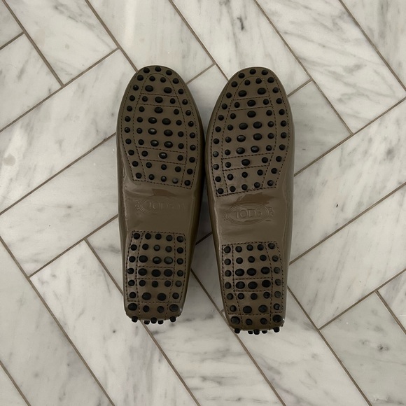 Tod”s driver loafers in grey patent - Picture 5 of 7
